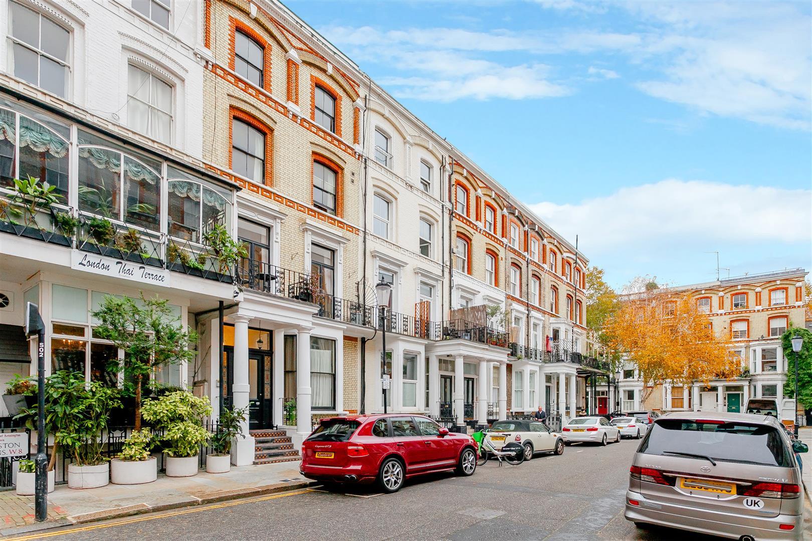 Flat Cheniston Gardens in Greater London