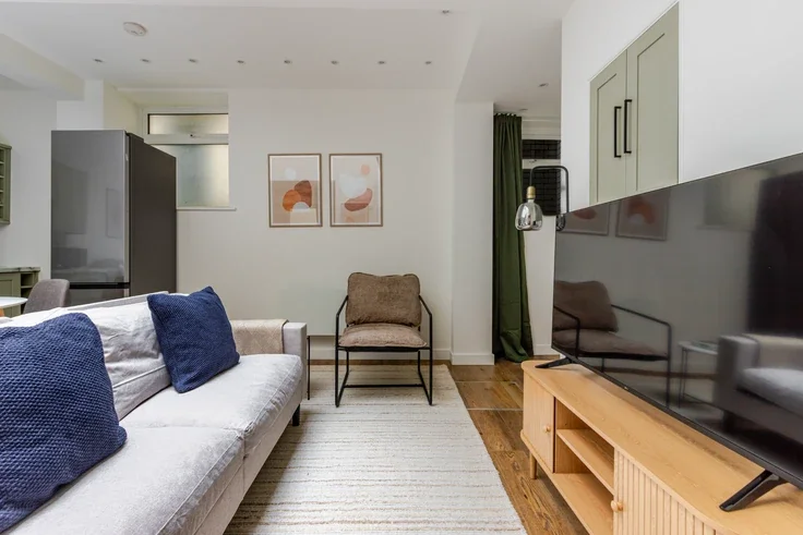 Flat Cleveland Street in Greater London