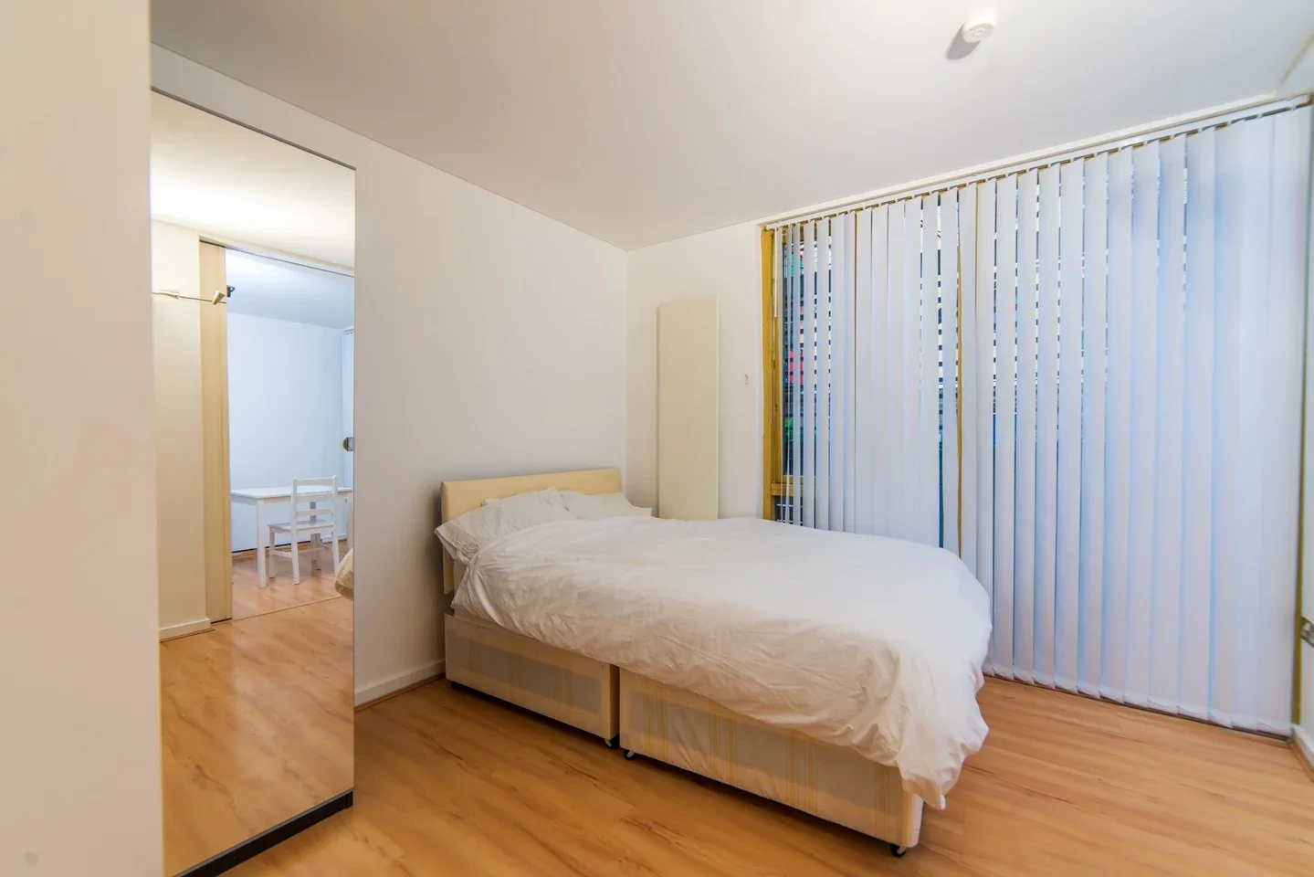 Room West Parkside in Greater London
