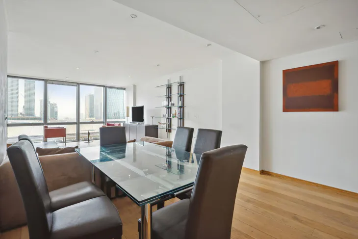 Flat Hertsmere Road in Greater London