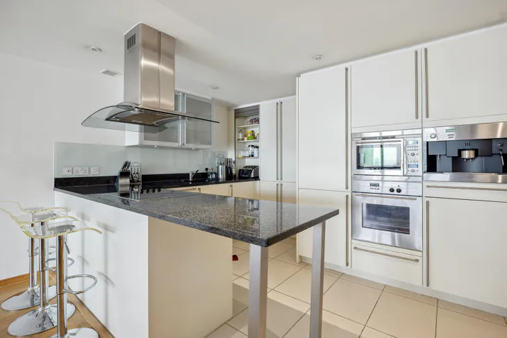 Flat Hertsmere Road in Greater London