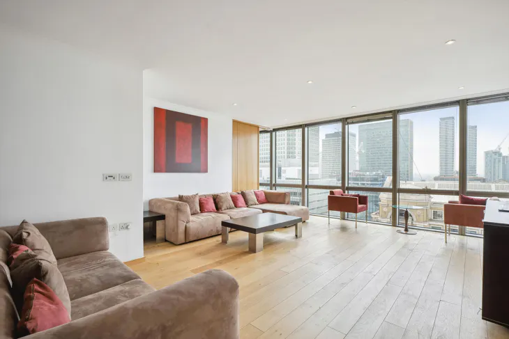 Flat Hertsmere Road in Greater London