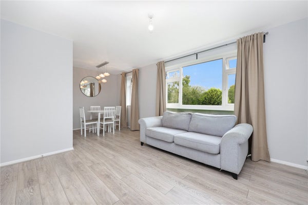 Flat Connaught Avenue in London