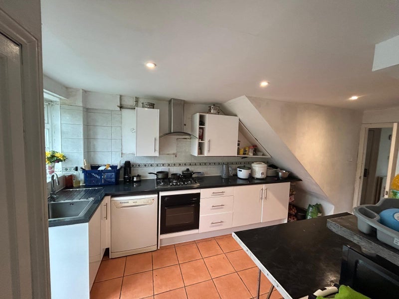 Room Shepherd Close in Crawley
