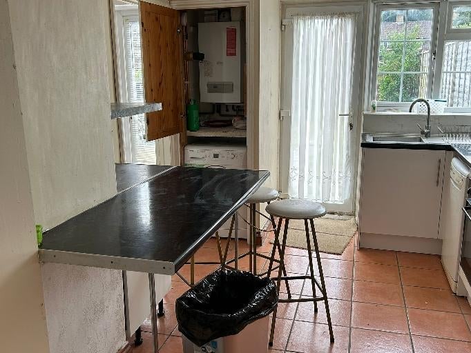 Room Shepherd Close in Crawley