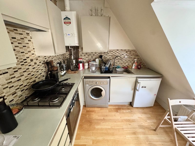 Flat Hartham Road in Greater London