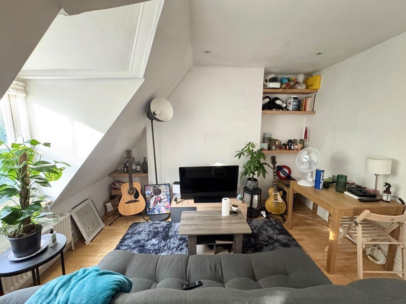 Flat Hartham Road in Greater London