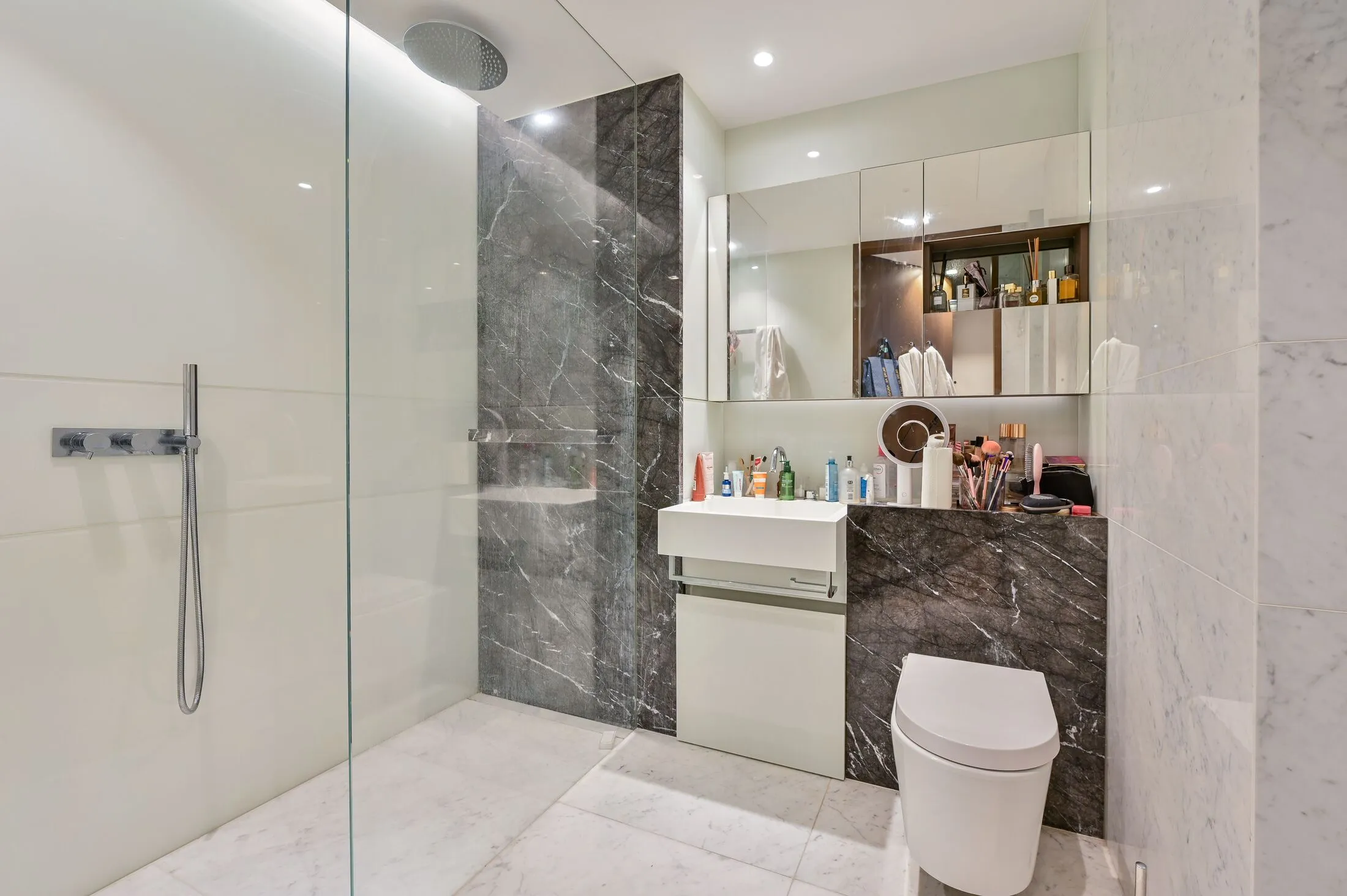 Flat Sutton Walk in Greater London