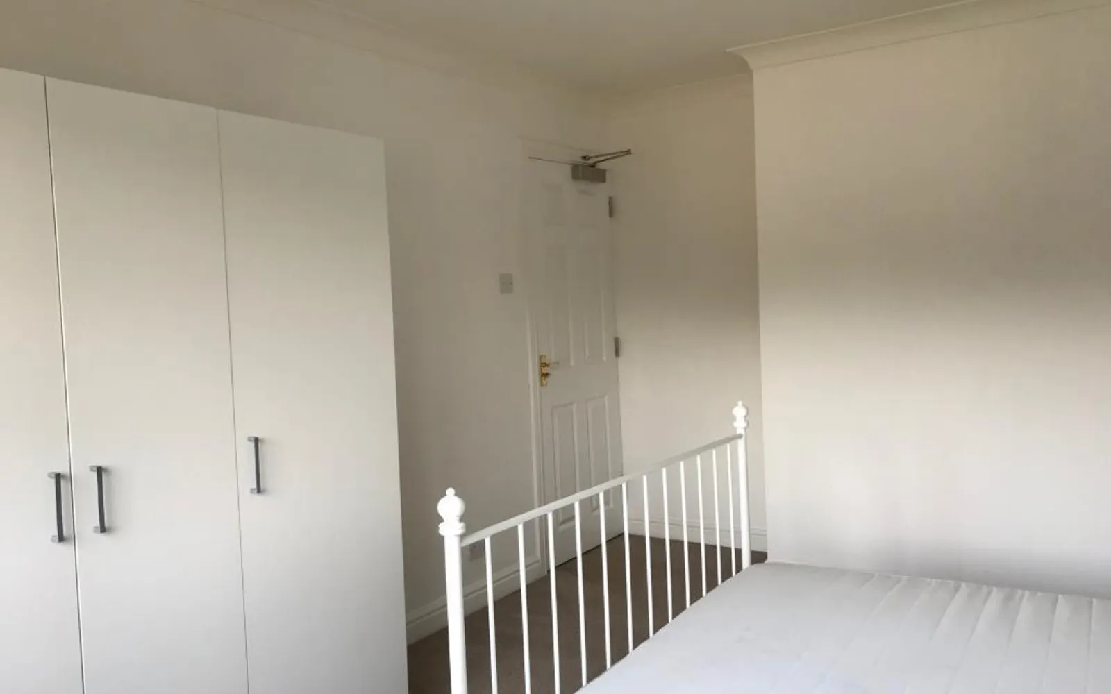 Room Hadley Place in Elmbridge