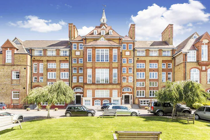 Flat Reed Place in Greater London