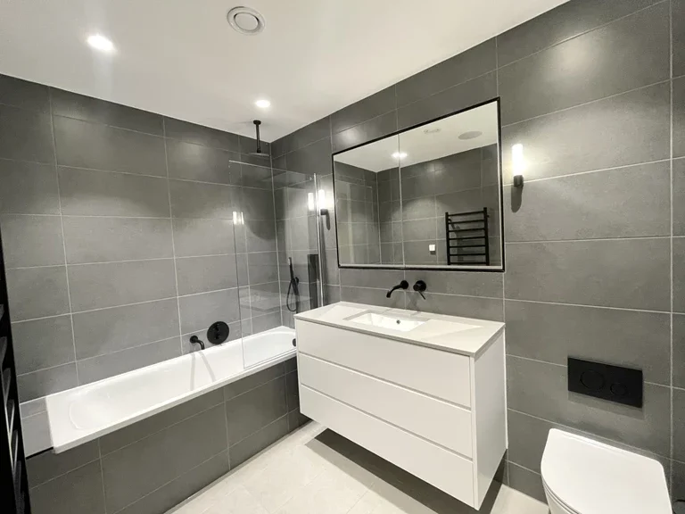 Flat Walm Lane in Greater London