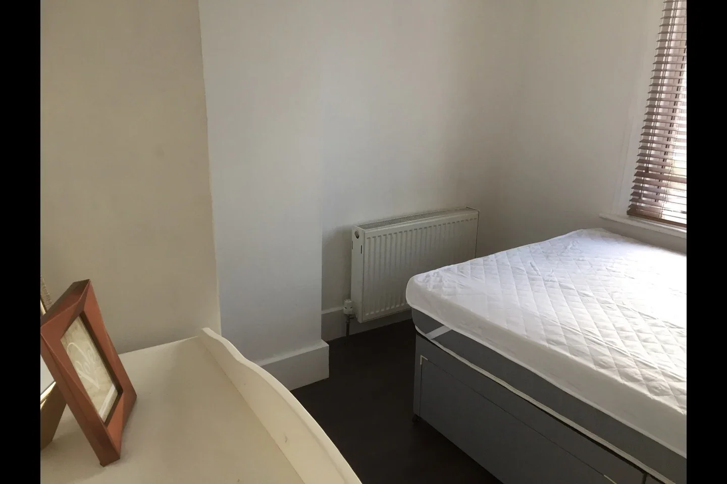 Flat Maud Road in Greater London