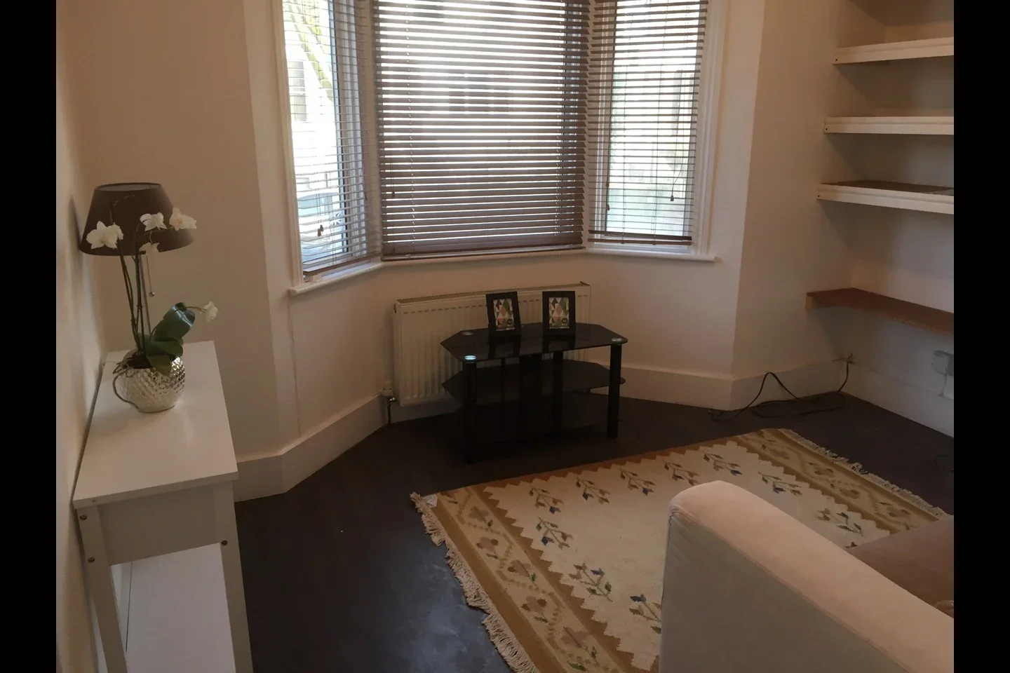 Flat Maud Road in Greater London