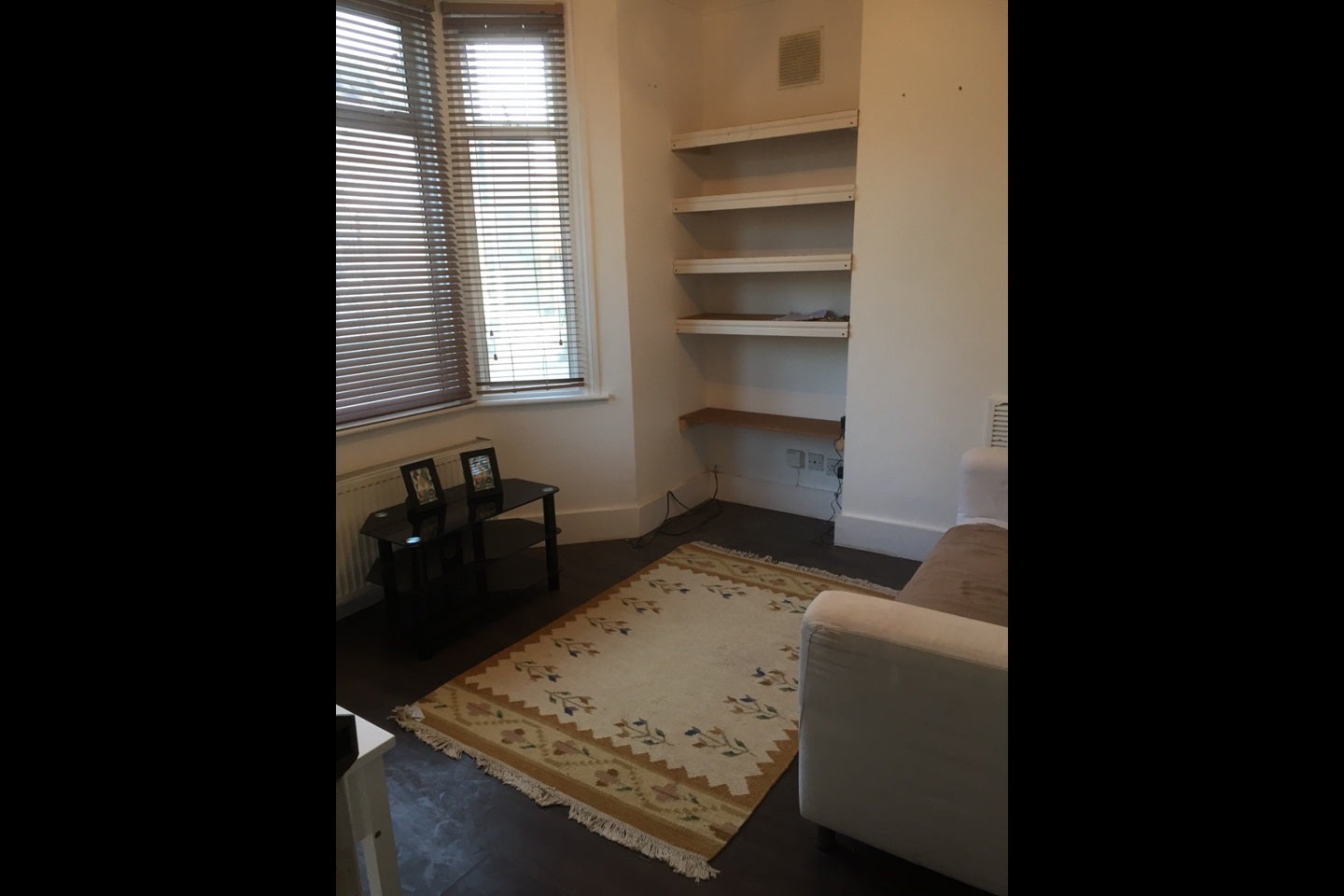 Flat Maud Road in Greater London