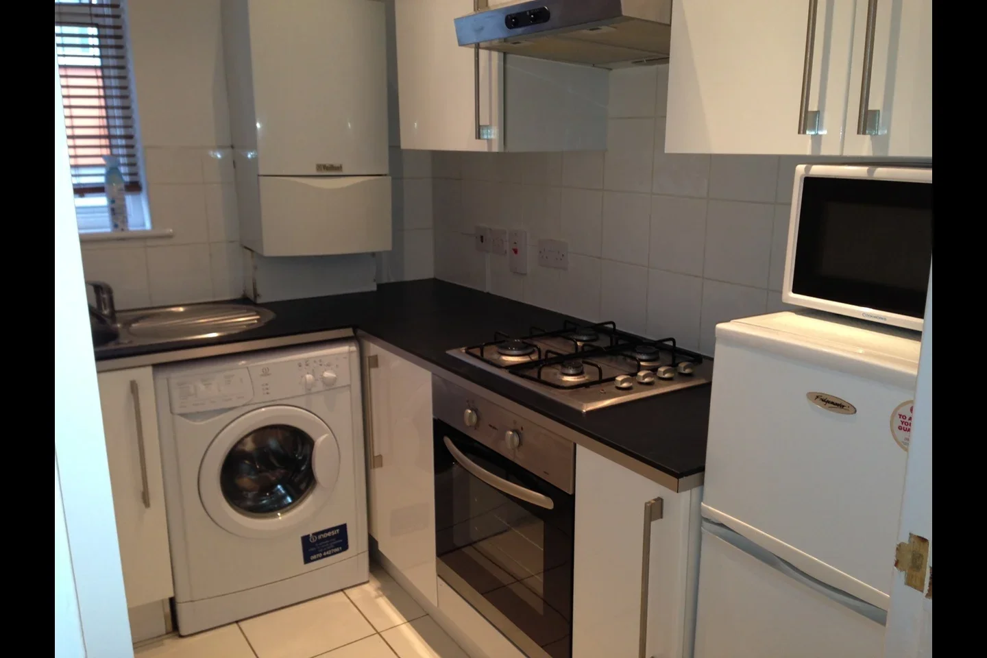 Flat Maud Road in Greater London