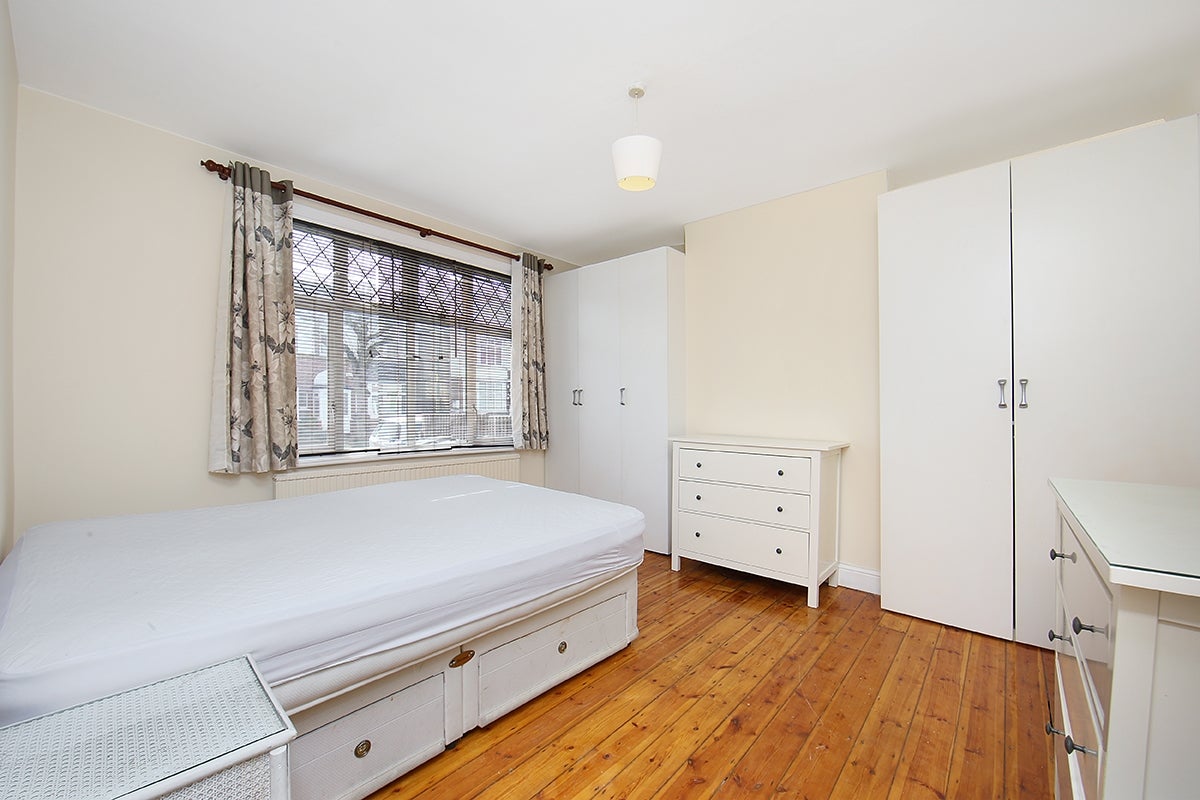 Flat Pollard Road in Greater London