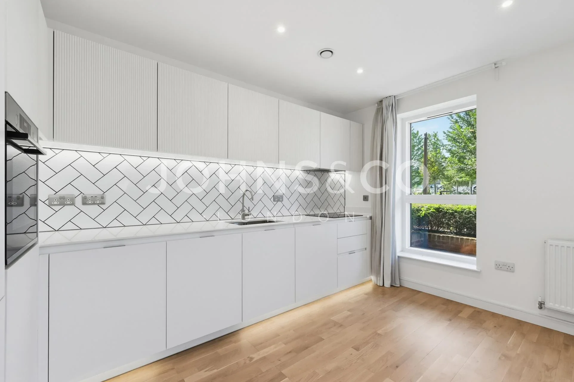 Flat Greenleaf Walk in Greater London