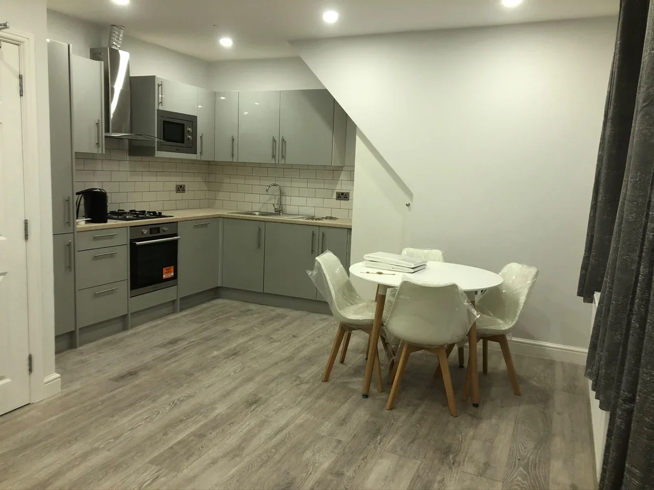 Flat Rodborough Road in Greater London