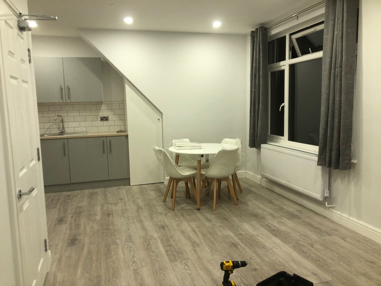 Flat Rodborough Road in Greater London