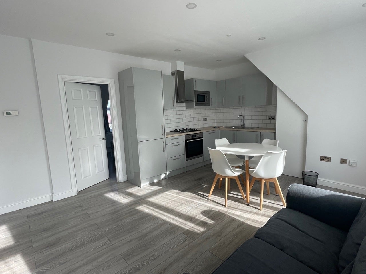 Flat Rodborough Road in Greater London