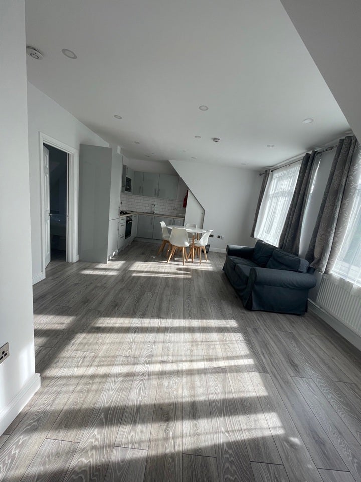Flat Rodborough Road in Greater London