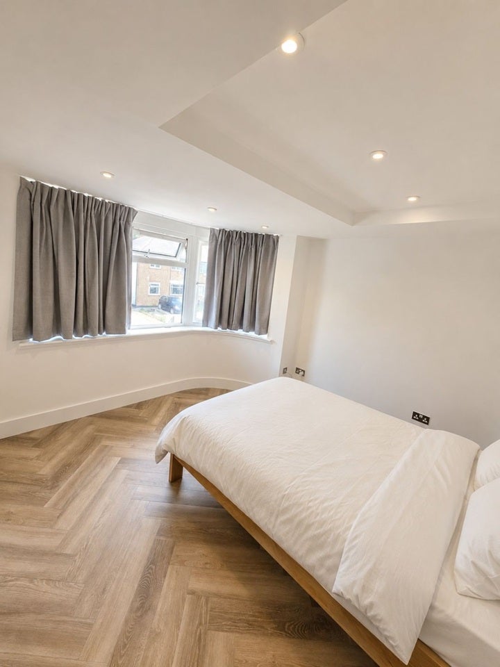 Flat Runnymede in Greater London