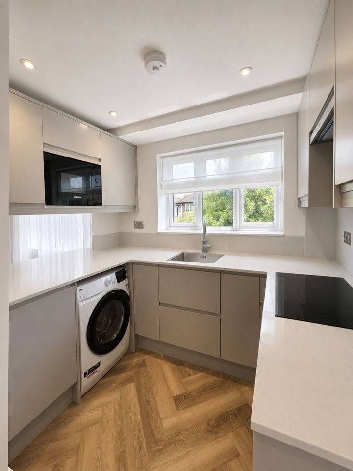 Flat Runnymede in Greater London