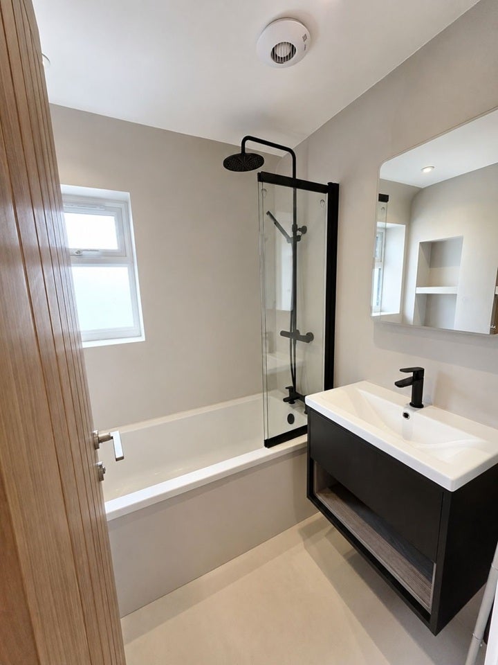 Flat Runnymede in Greater London