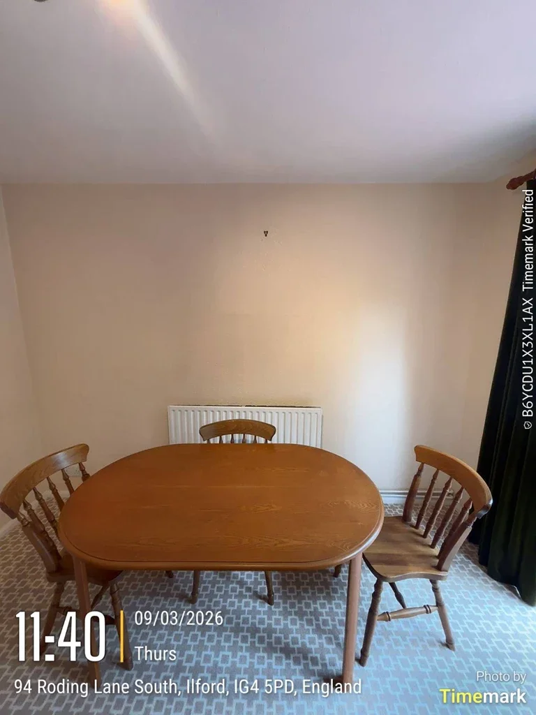 Room Cannon Street Road in Greater London