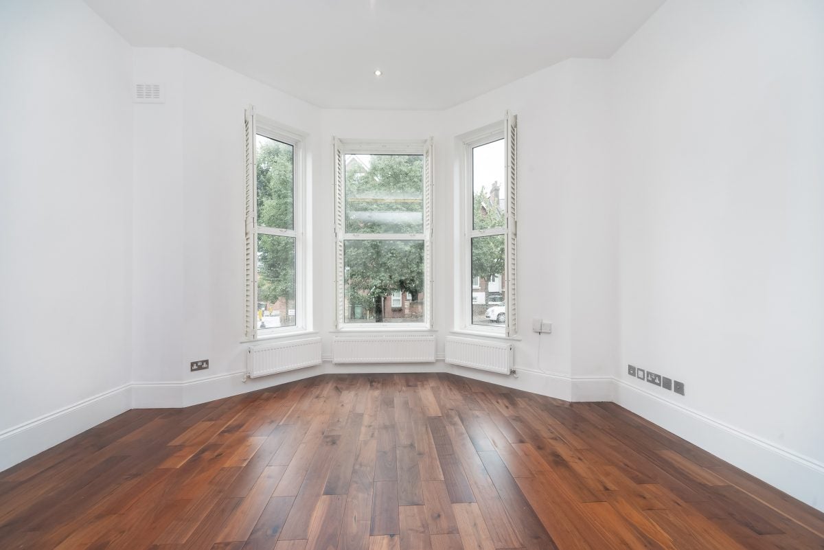 Flat Minster Road in Greater London