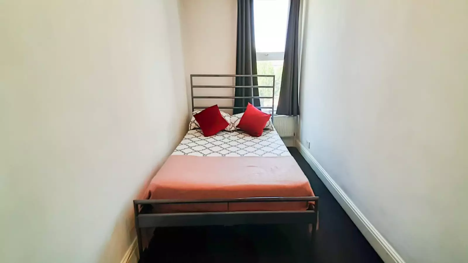 Flat Taybridge Road in Greater London