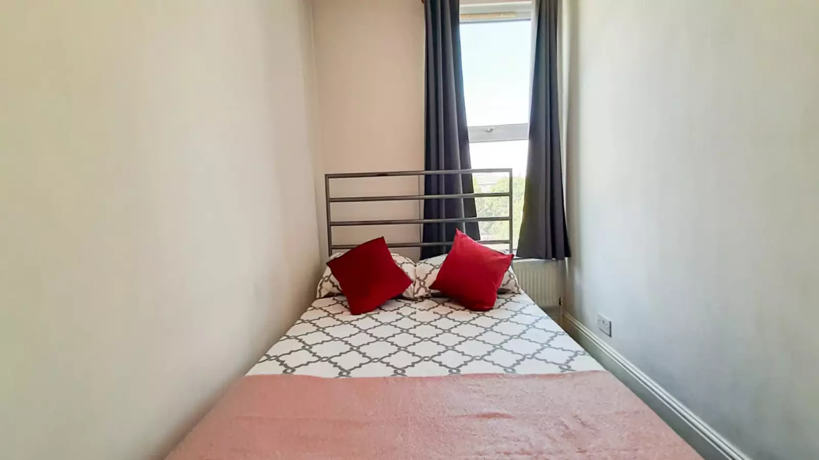Flat Taybridge Road in Greater London