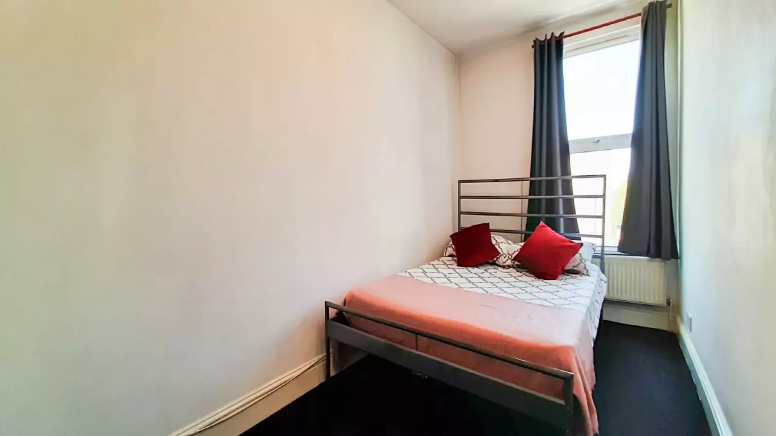 Flat Taybridge Road in Greater London