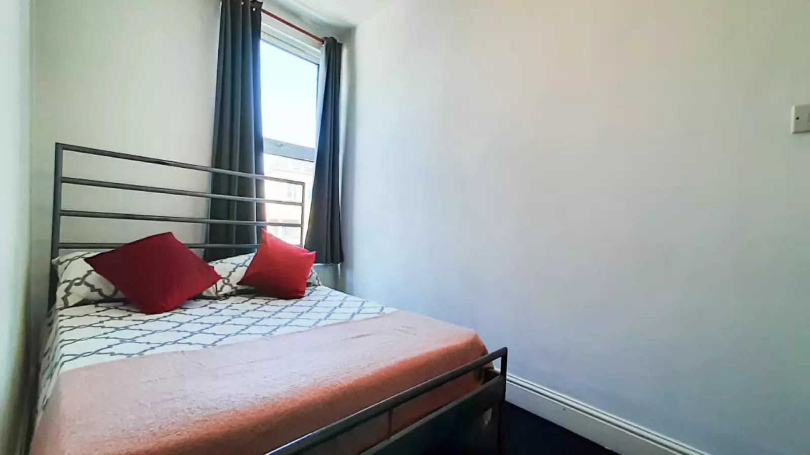 Flat Taybridge Road in Greater London
