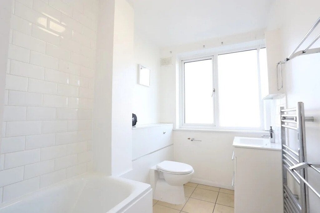 Room Malmesbury Road in Greater London