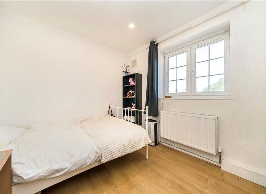 Flat Law Street in Greater London