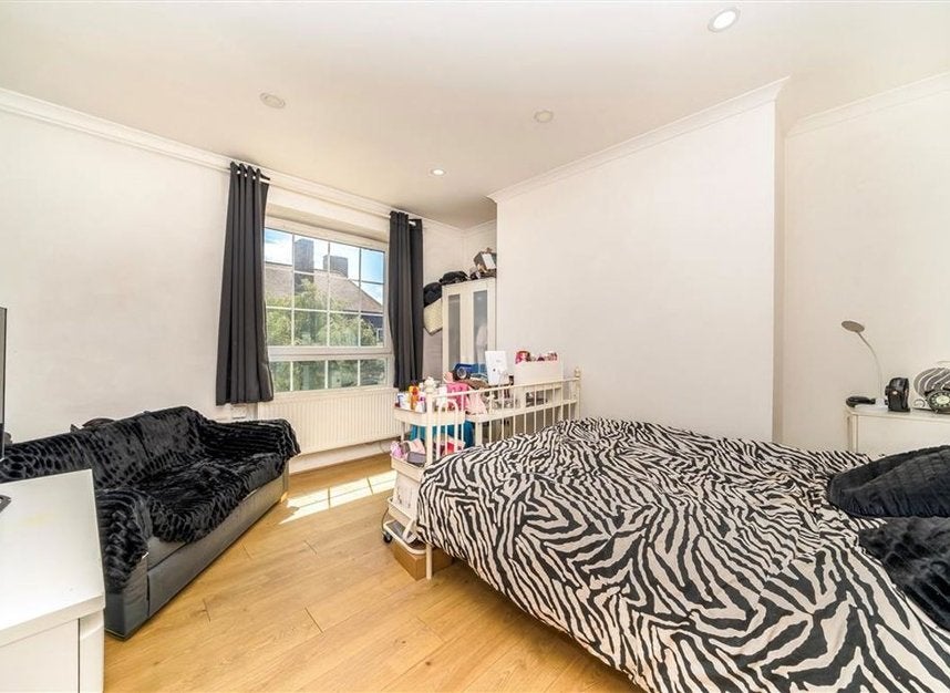 Flat Law Street in Greater London