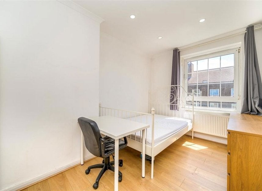 Flat Law Street in Greater London