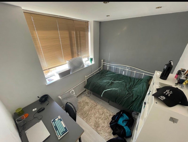 Room Warwick Road in Greater London