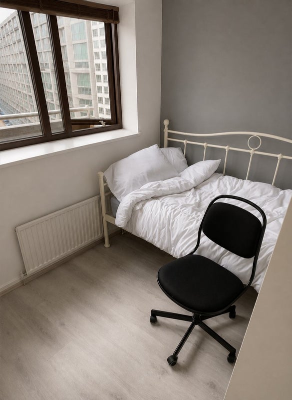 Room Warwick Road in Greater London
