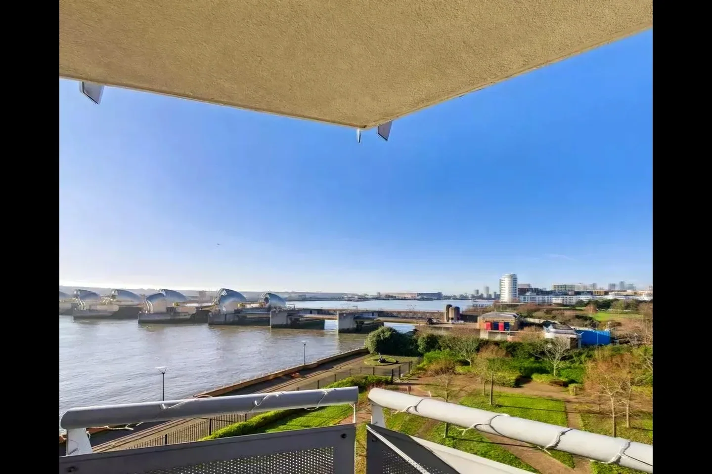 Flat Wards Wharf Approach in Greater London