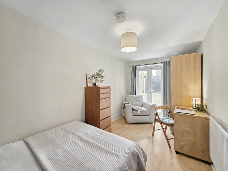 Room Leighbrook Road in Manchester
