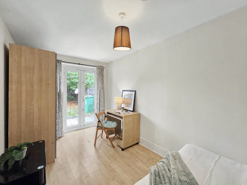 Room Leighbrook Road in Manchester