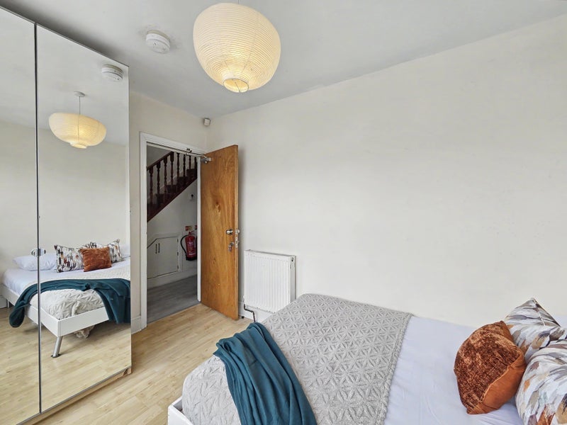 Room Leighbrook Road in Manchester