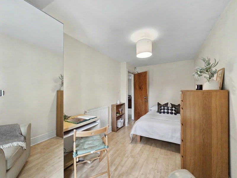 Room Leighbrook Road in Manchester