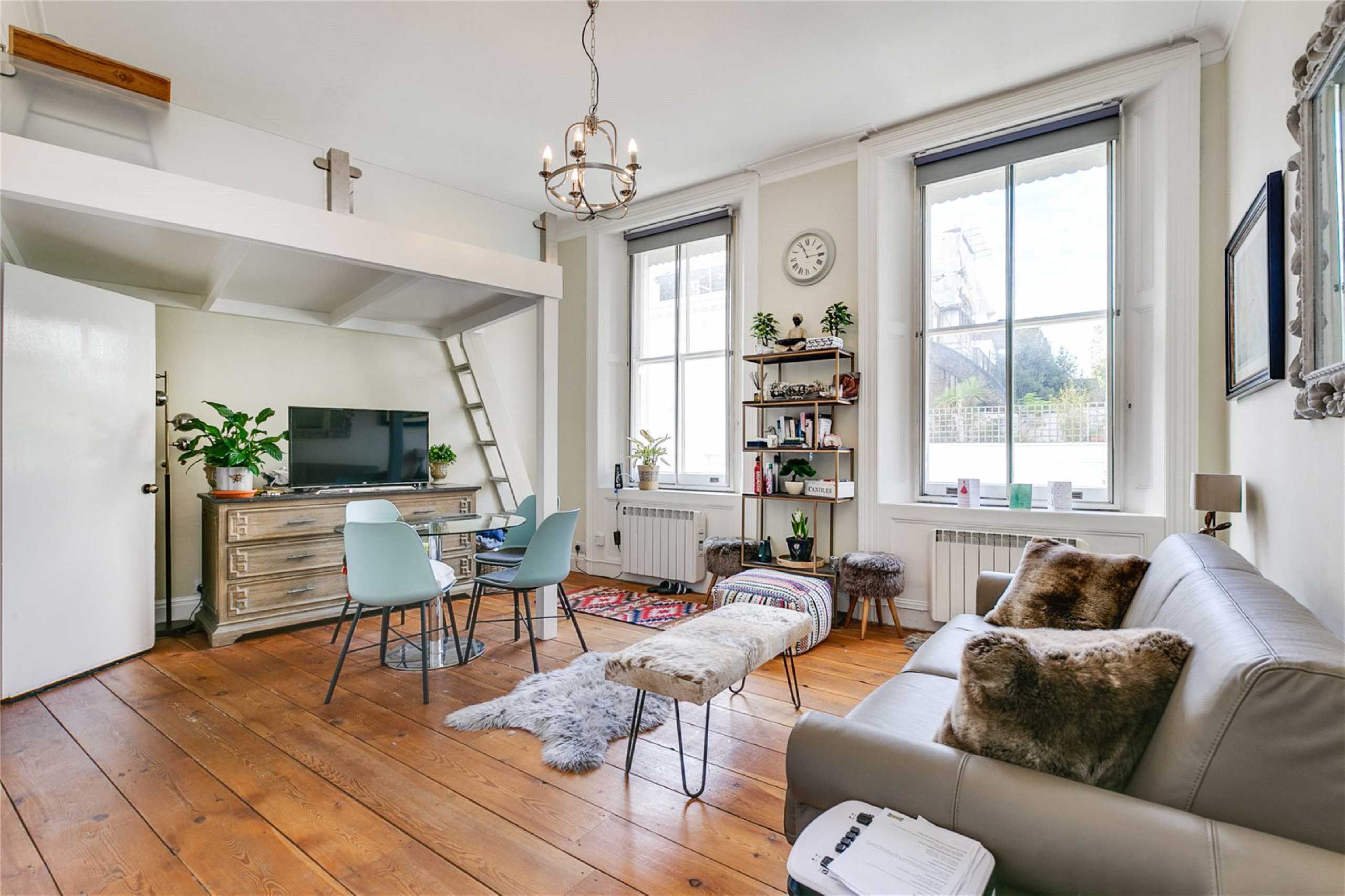 Flat Stanhope Mews South in Greater London