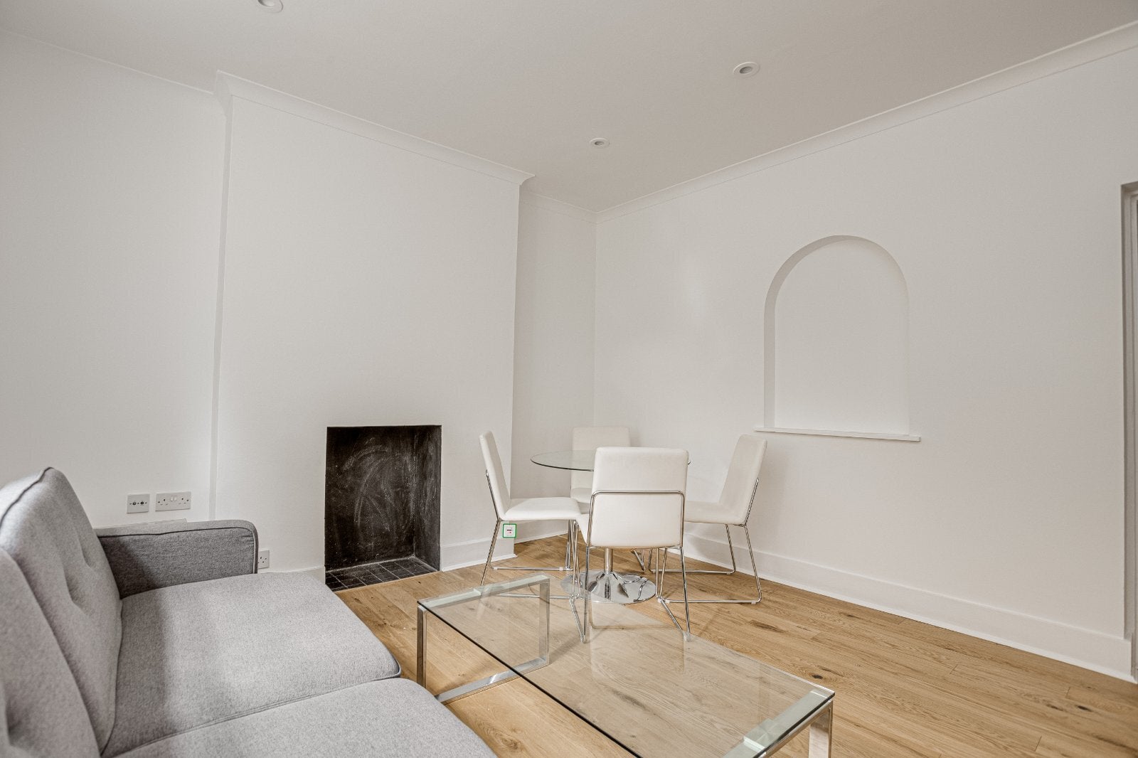 Flat Queen's Club Gardens in Greater London