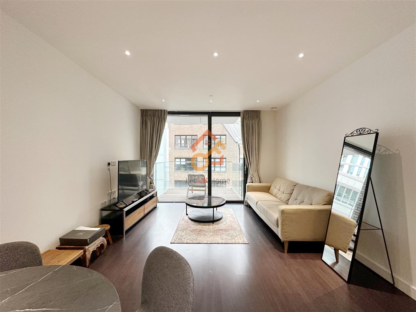 Flat Alie Street in Greater London