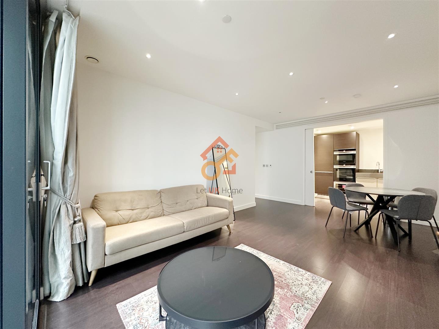 Flat Alie Street in Greater London