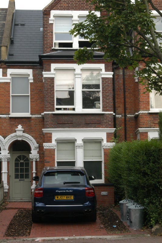 Flat Garratt Lane in Greater London